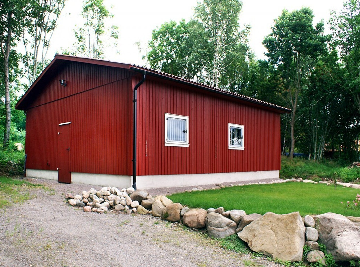 Rött stall med förhöjd sockel 