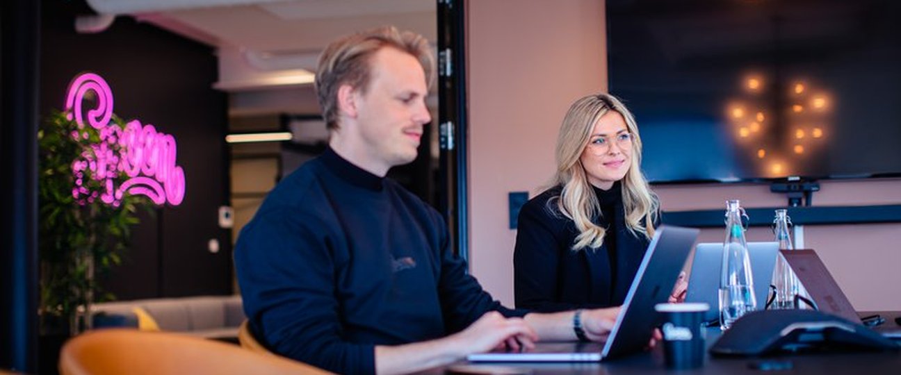 to mennesker som sitter på et kontor og jobber med historiefortelling