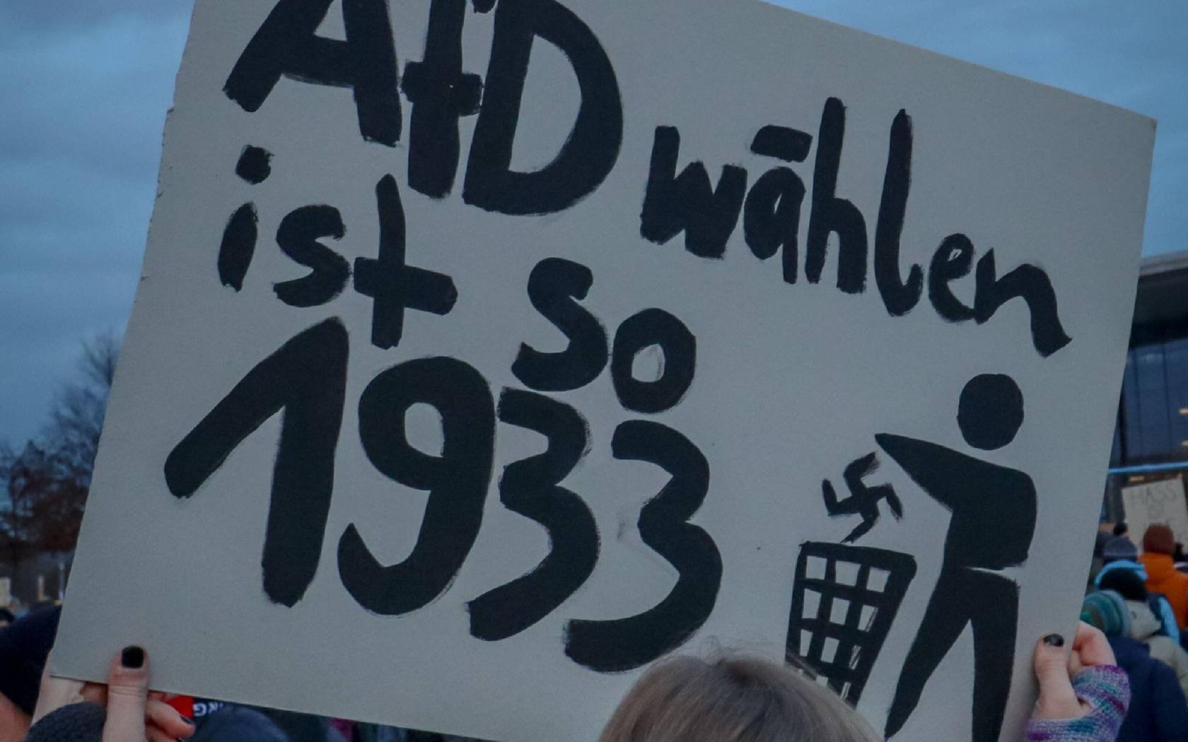 A sign reading 'AfD wählen ist so 1933'.