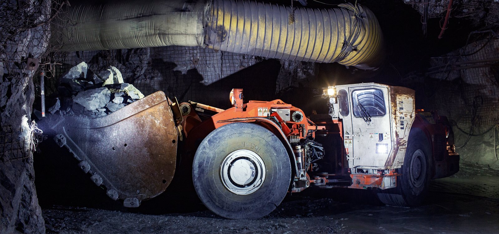 A Sandvik LH514 loader equipped with AutoMine enables Lac des Iles to muck between shifts.