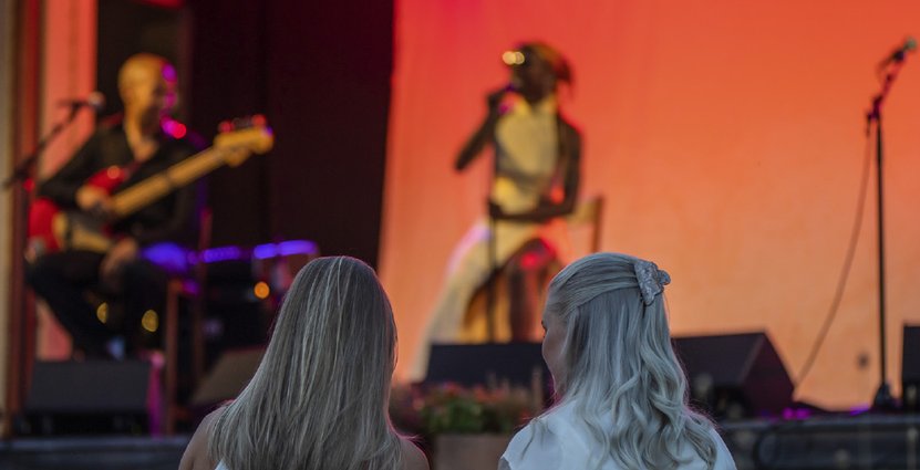 Under en av<br />
konsertkvällarna på<br />
Smådalarö Gård var det<br />
Sabina Ddumba som stod<br />
för stjärnglansen på scen. Foto: Smådalarö Gård