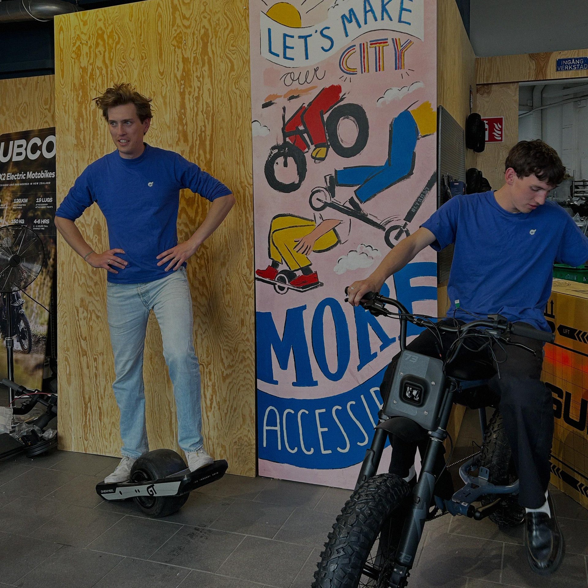 Två män från Yabies kund Eltra Stores på hooverboard och elscooter