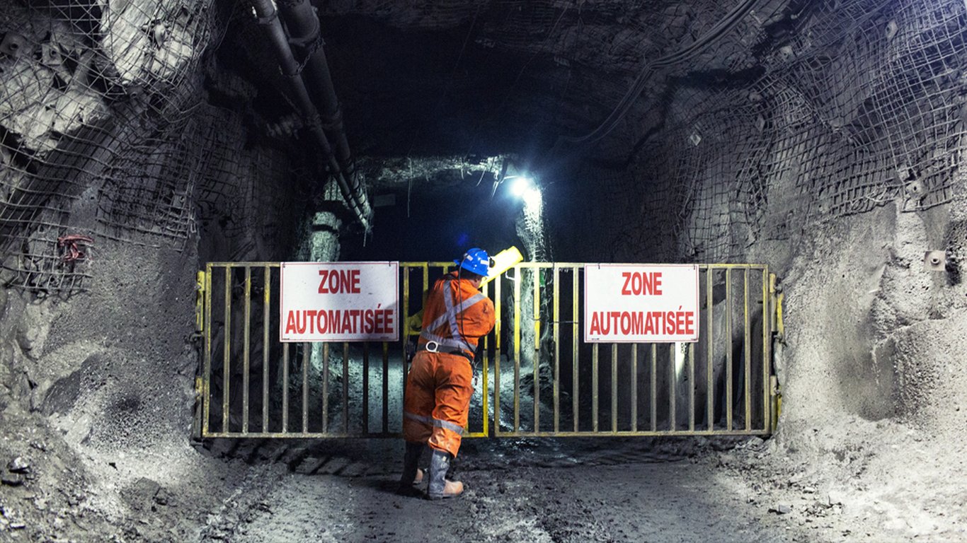 <p>At the start of a shift, underground maintenance personnel access the automated level, start the truck and automate the zone – closing safety barriers that isolate the haulage route from personnel or other equipment.</p>
