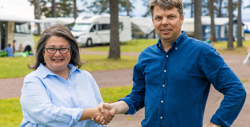 Grönklittsgruppens VD Mari Tara och Johan Söör, VD United Camping/First Camp. Foto: Grönklittsgruppen