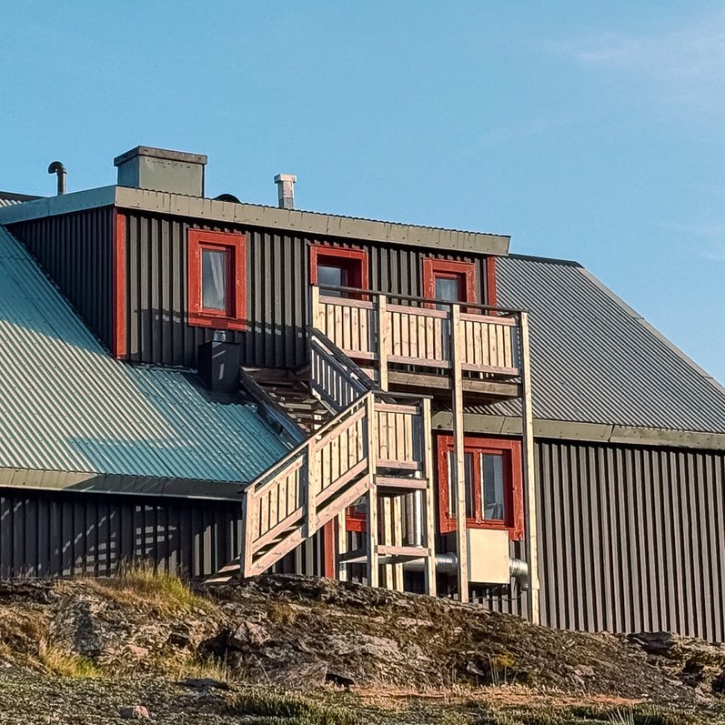 L&aring;ktatj&aring;kko fj&auml;llstation en solig sommardag