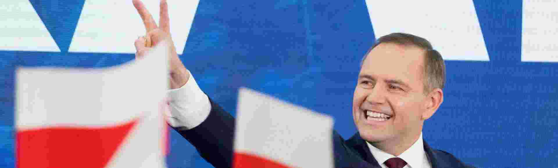 Karol Nawrocki waves to supporters in Gdánsk on 18 May 2025.
