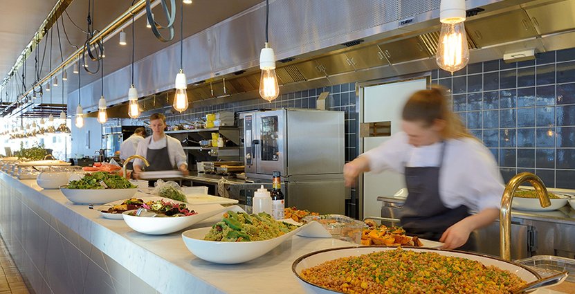 På restaurang K-märkt i Stockholm köper man sin lunch i vikt. 