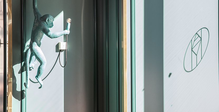 Inredningen andas genomgående art deco. Flera inslag har tagits fram specifikt för Haymarket.  