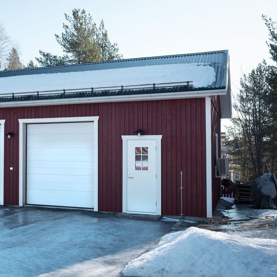 Dubbelgarage med hög invändig höjd