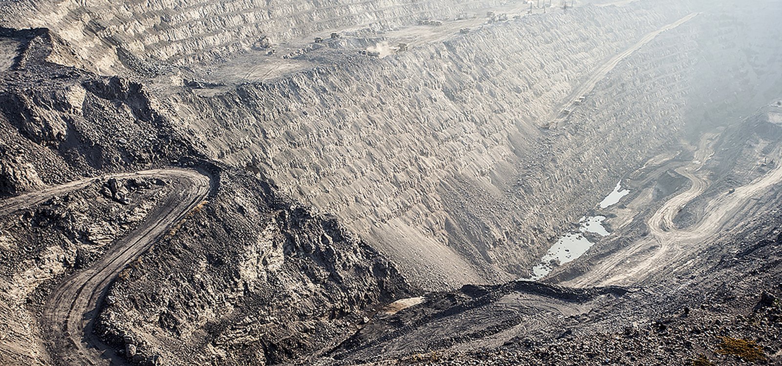Ранее добыча цинка на руднике Рампура-Агуча велась только открытым способом. Теперь параллельно ведется и подземная добыча.