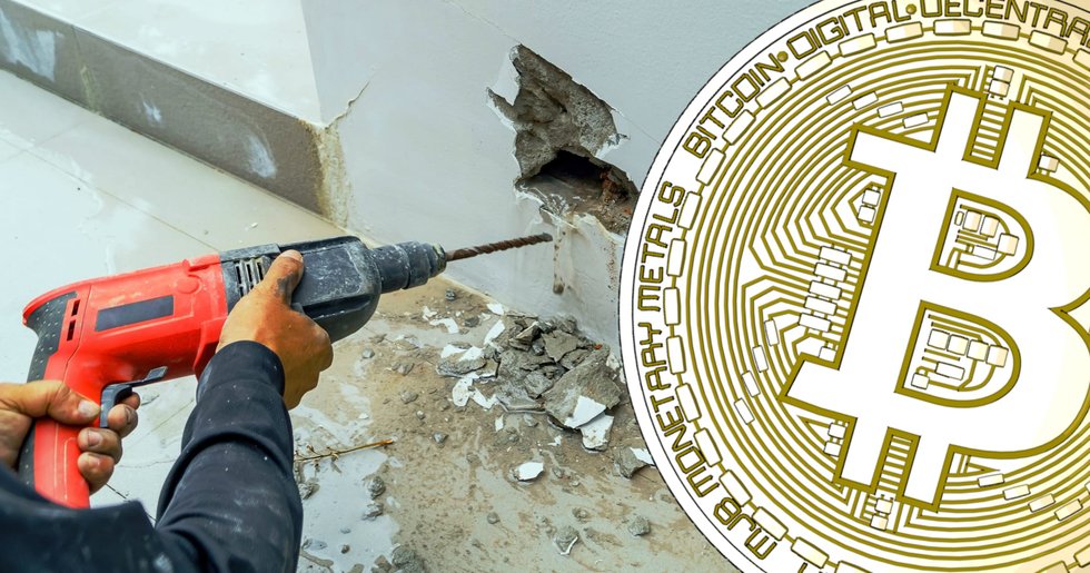 Misstänkta tjuvar borrade genom betongvägg – för att stjäla 85 bitcoinmaskiner.