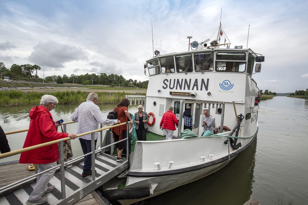 Bild föreställande skärgårdsfartyget Sunnan med passagerare som är på väg ombord.