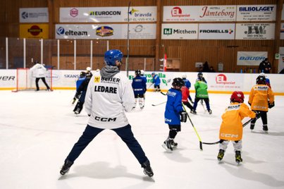 Utbildningshäfte för ledare på Tre Kronors Hockeyskola