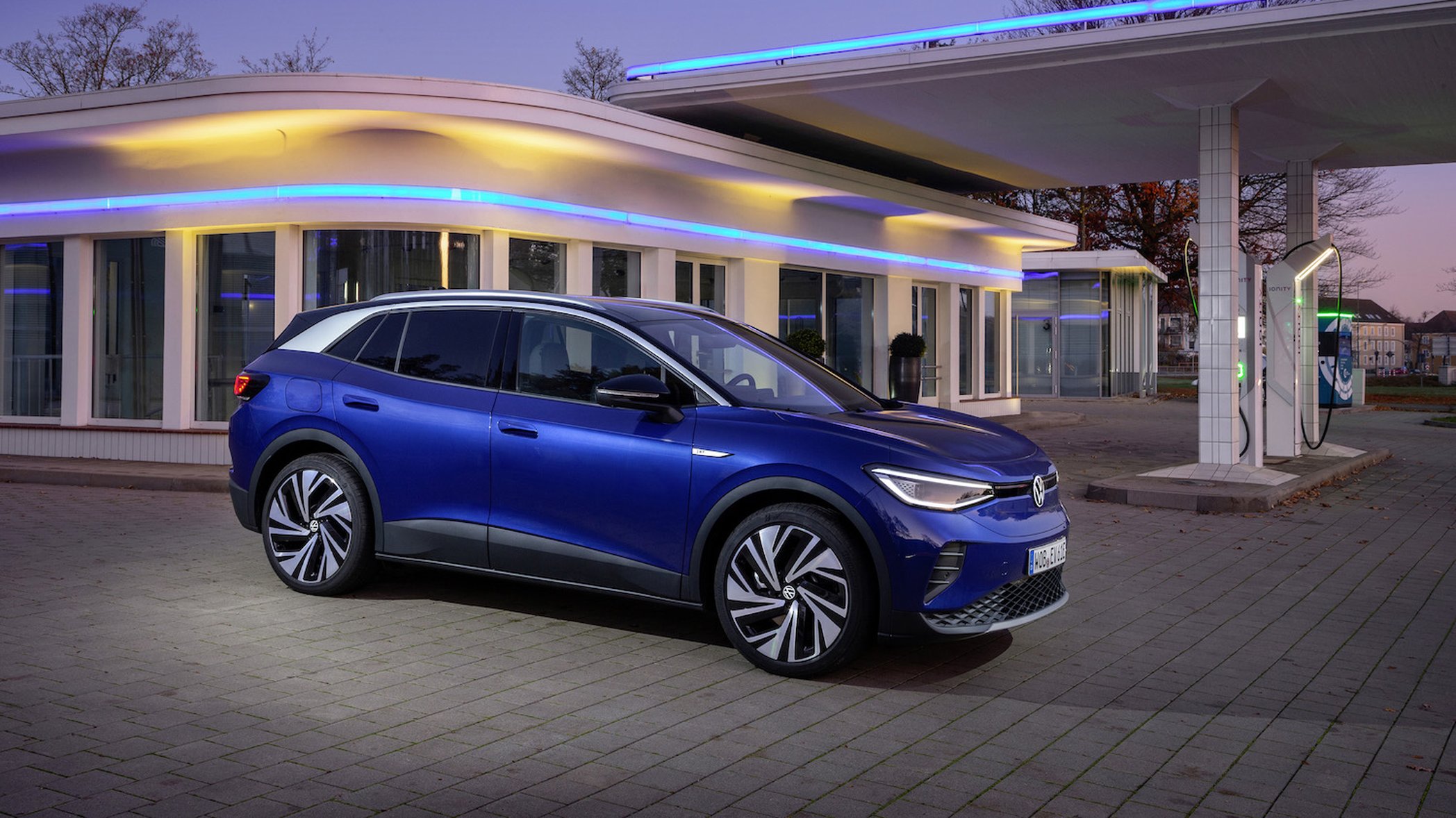 ID.4 aÌr Volkswagens foÌrsta helt eldrivna SUV.