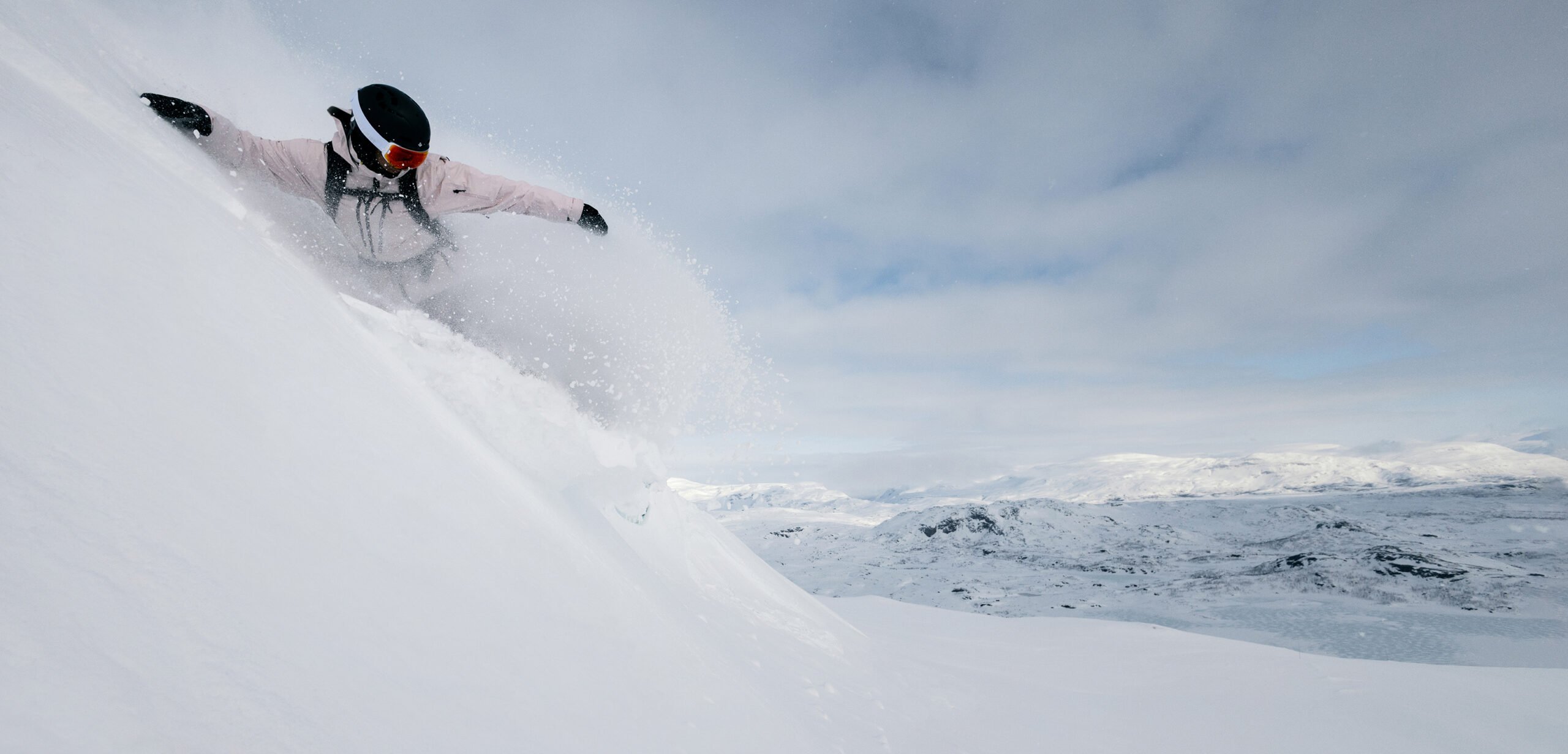 n&auml;rbild p&aring; snowboard&aring;kare i brant backe och massor av pudersn&ouml;