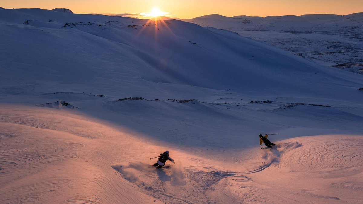kvällskidåkning i solnedgång