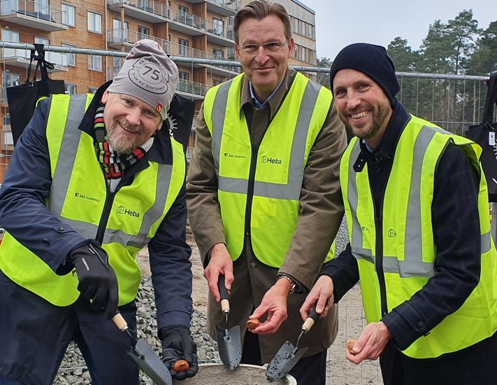 Åke Sundvall och Heba planterar startskottet för 159 nya Svanenmärkta bostadsrätter i Uppsala