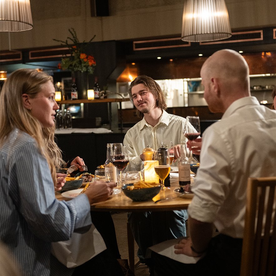 v&auml;nner &auml;ter middag i restaurang Lapporten en polarnattskv&auml;ll