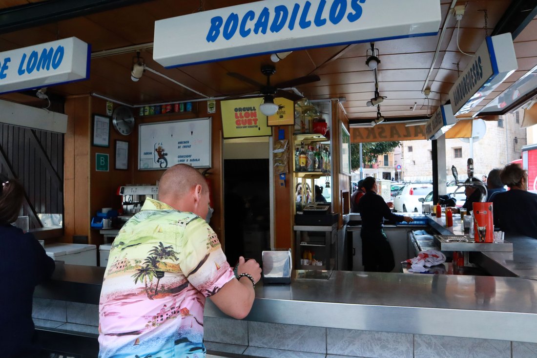 Bar Alaska på plaza Mercat, Palmas mest klassiska kiosk, där Tim dricker öl i boken.