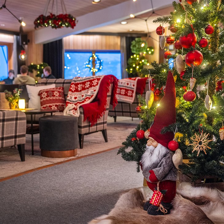 julpyntad lobby p&aring; Hotell Fj&auml;llet med en hustomte i f&ouml;rgrunden