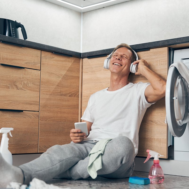 6 ljudböcker som gör hushållssysslorna till ett rent nöje - bokstavligen!