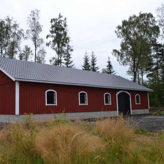 Beautiful large barn with double archway doors