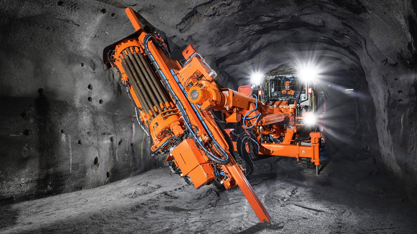 <p>Sandvik DL432i delivers faster and more accurate drilling due to an advanced automation package and intelligent drilling systems.</p>
