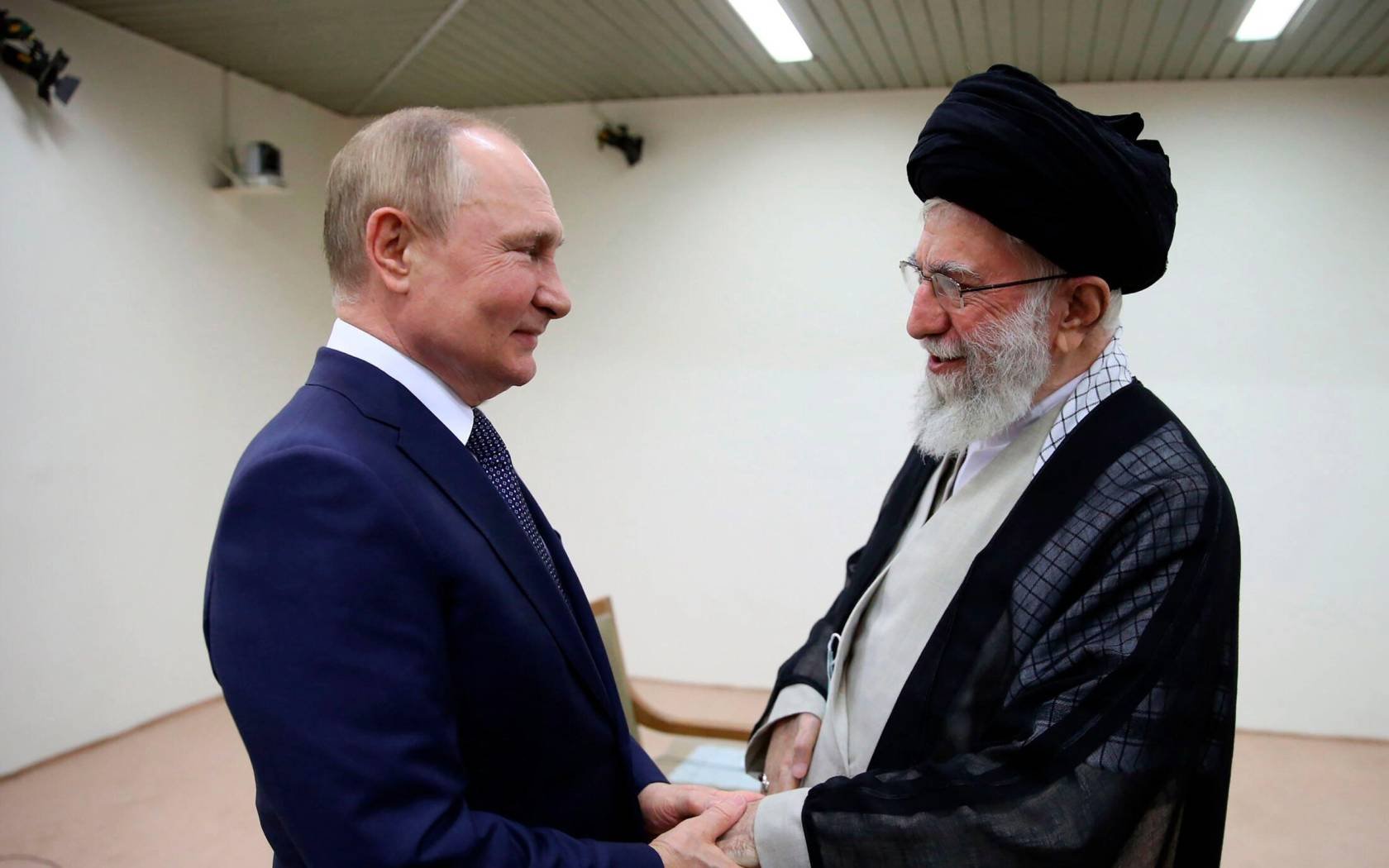 Iranian Supreme Leader Ayatollah Ali Khamenei and Russian President Vladimir Putin greet each other during their meeting in Tehran (July 2022). Credit: Associated Press / Alamy Stock Photo.