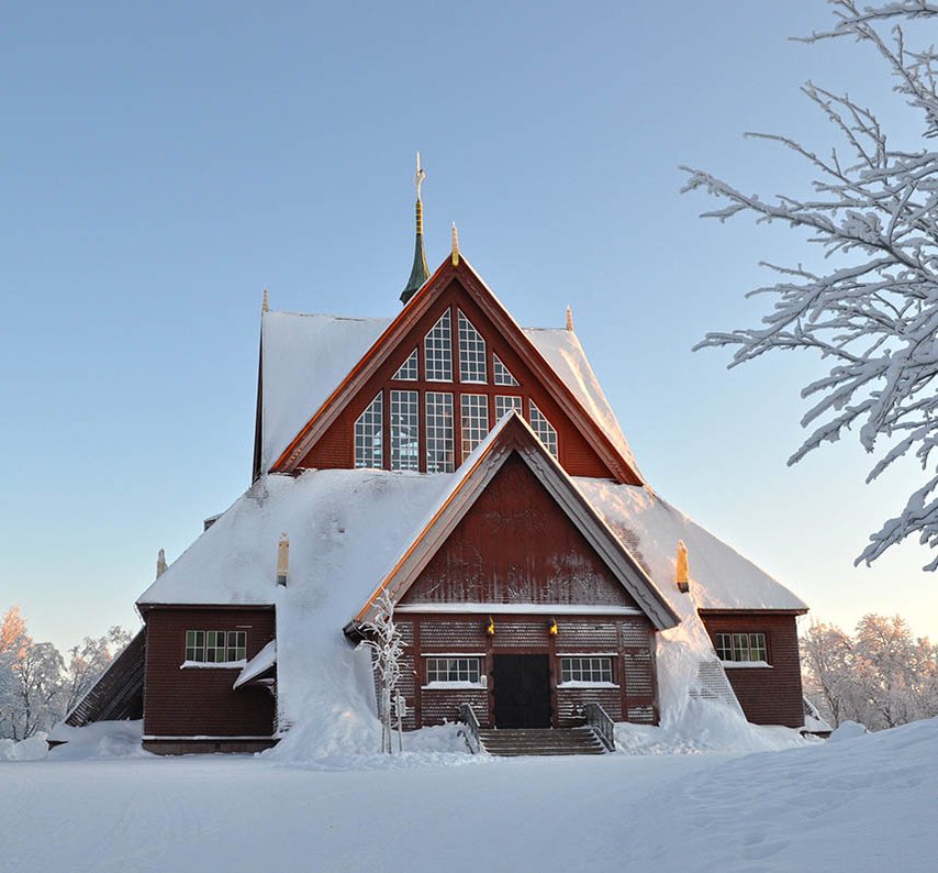Kiruna kyrka i vinterskrud