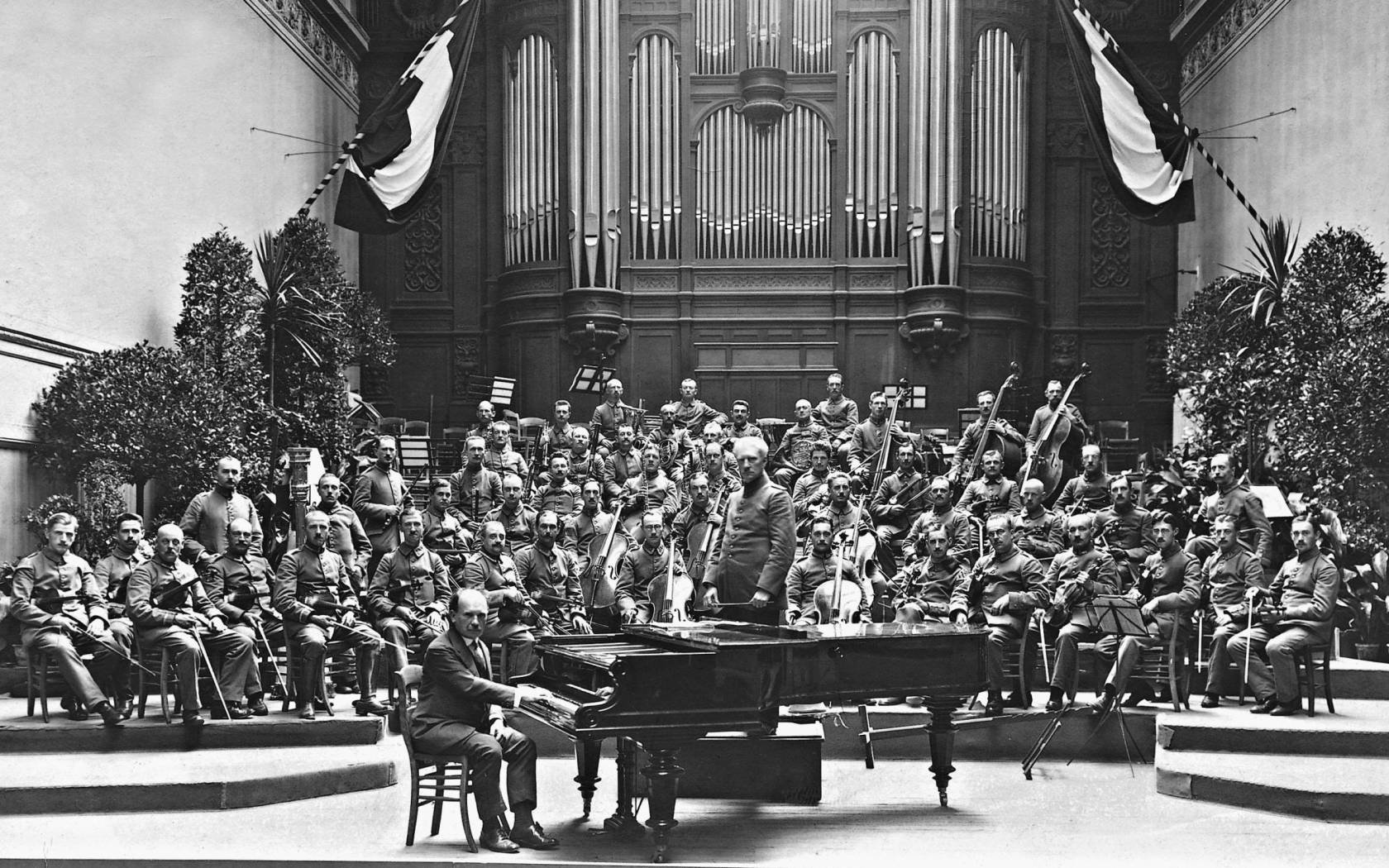 Pianist Eugen D'Albert with an orchestra, 1916.