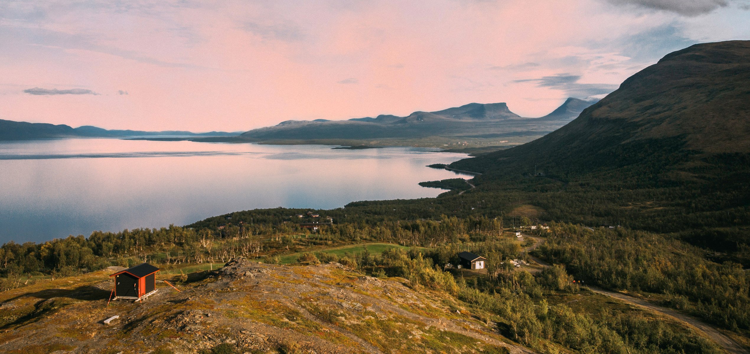utsiktsplats fr&aring;n utsiktsstugan uppe p&aring; fj&auml;llet med Lapporten i bakgrunden