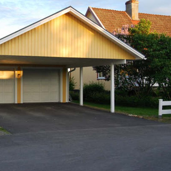 Rejäl carport med garage