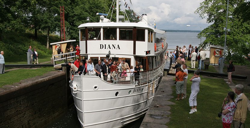 Sveriges mest besökta turistmål. Här tar sig M/S Diana fram i Borenshults slussar. 