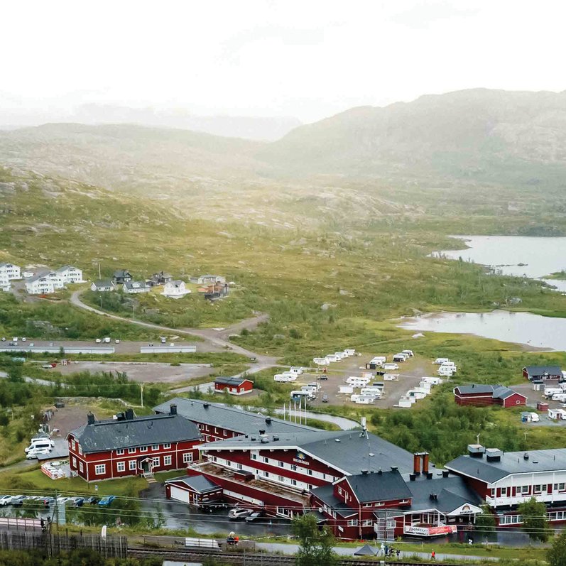 Riksgr&auml;nsens camping och anl&auml;ggning ovanifr&aring;n under sommaren