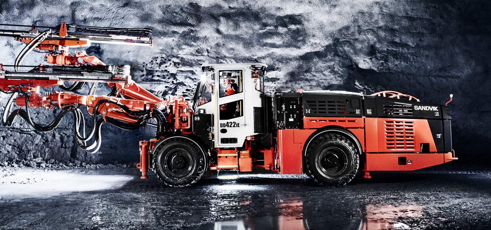 <p>Sandvik DD422iE is part of the all-electric fleet at Borden Lake.</p>
