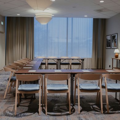 Konferenslokalen Last Word möblerad som ett U