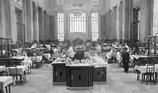 A railway station restaurant in Milan, 1931. Credit: MARKA / Alamy Stock Photo.