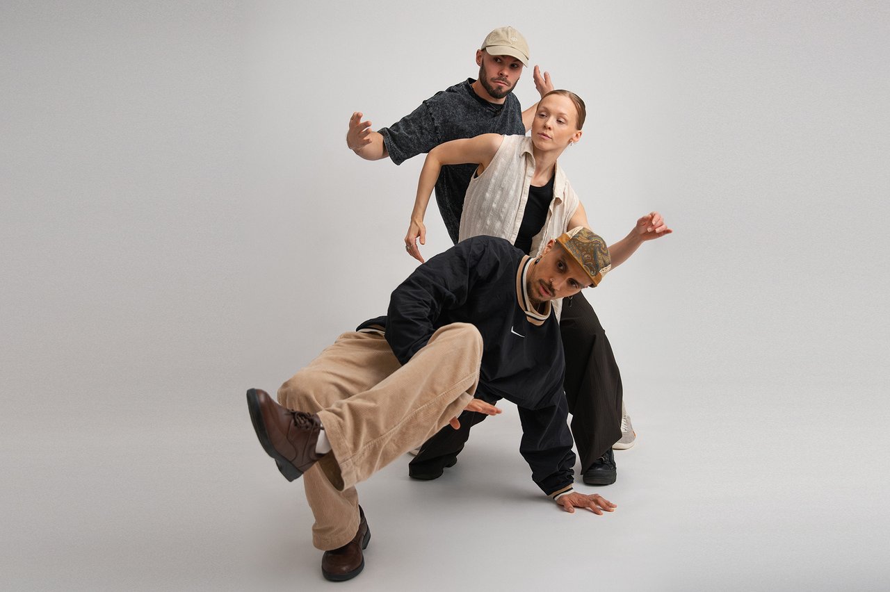 Tre dansare i ledig klädsel.