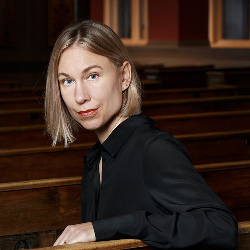Karin Wik har skrivit en suggestiv spänningsroman i internatskolemiljö
