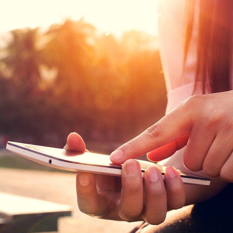 Så kan du använda din mobil, surfplatta och dator i solen