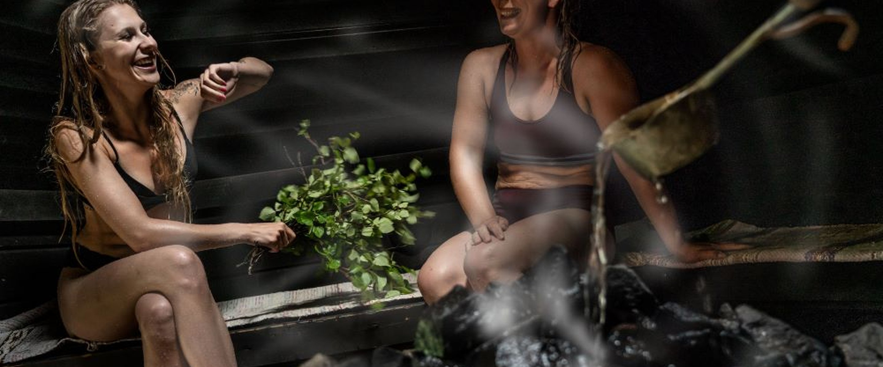 personer sjunger bara bada bastu i RÖKbastun