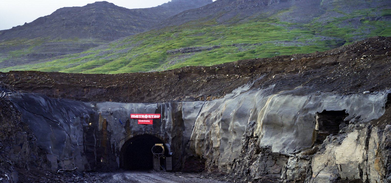 <p>L'excavation du tunnel Dýrafjarðargöng se fait à une avance record grâce au jumbo Sandvik DT1131i et à iSURE.</p>