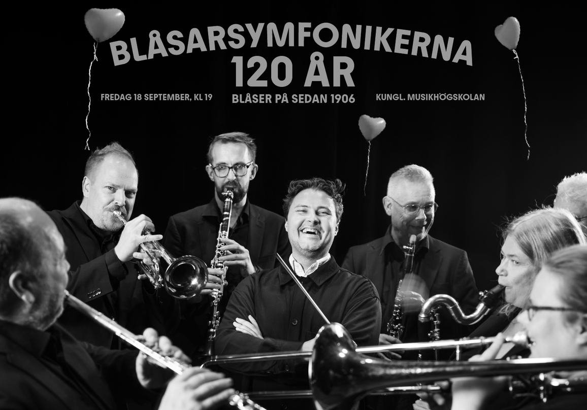 Glad dirigent omgven av blåsmusiker