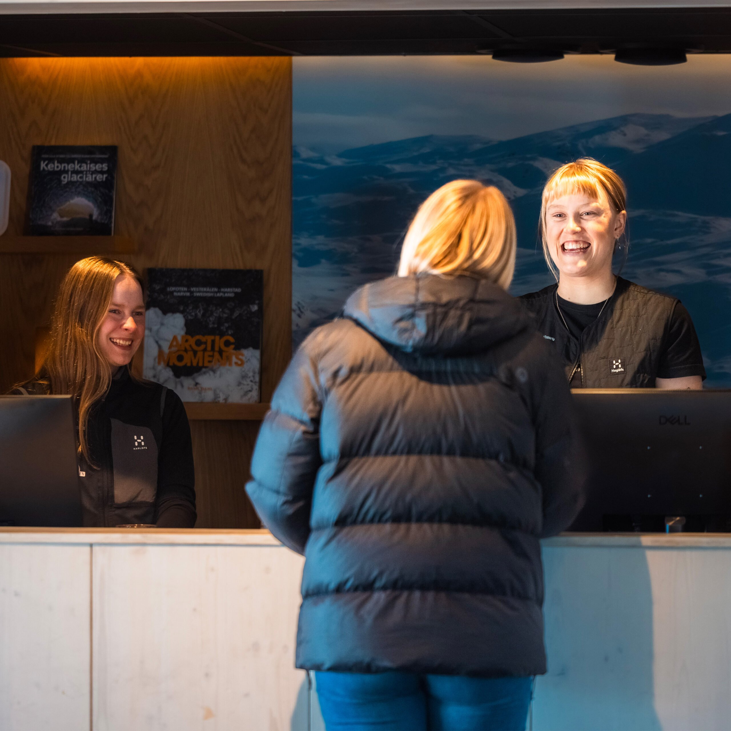 receptionister checkar in g&auml;st i hotellreceptionen
