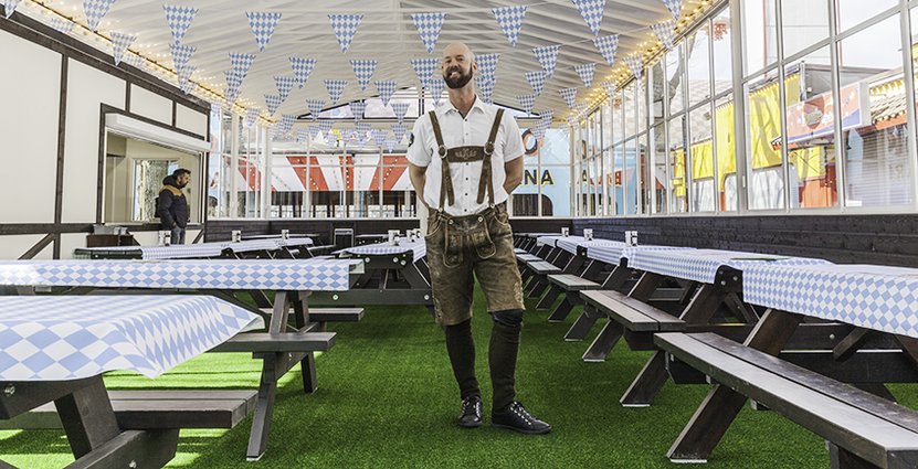 Jens Assarsson, bartender i lederhosen på Biergartens veranda.  