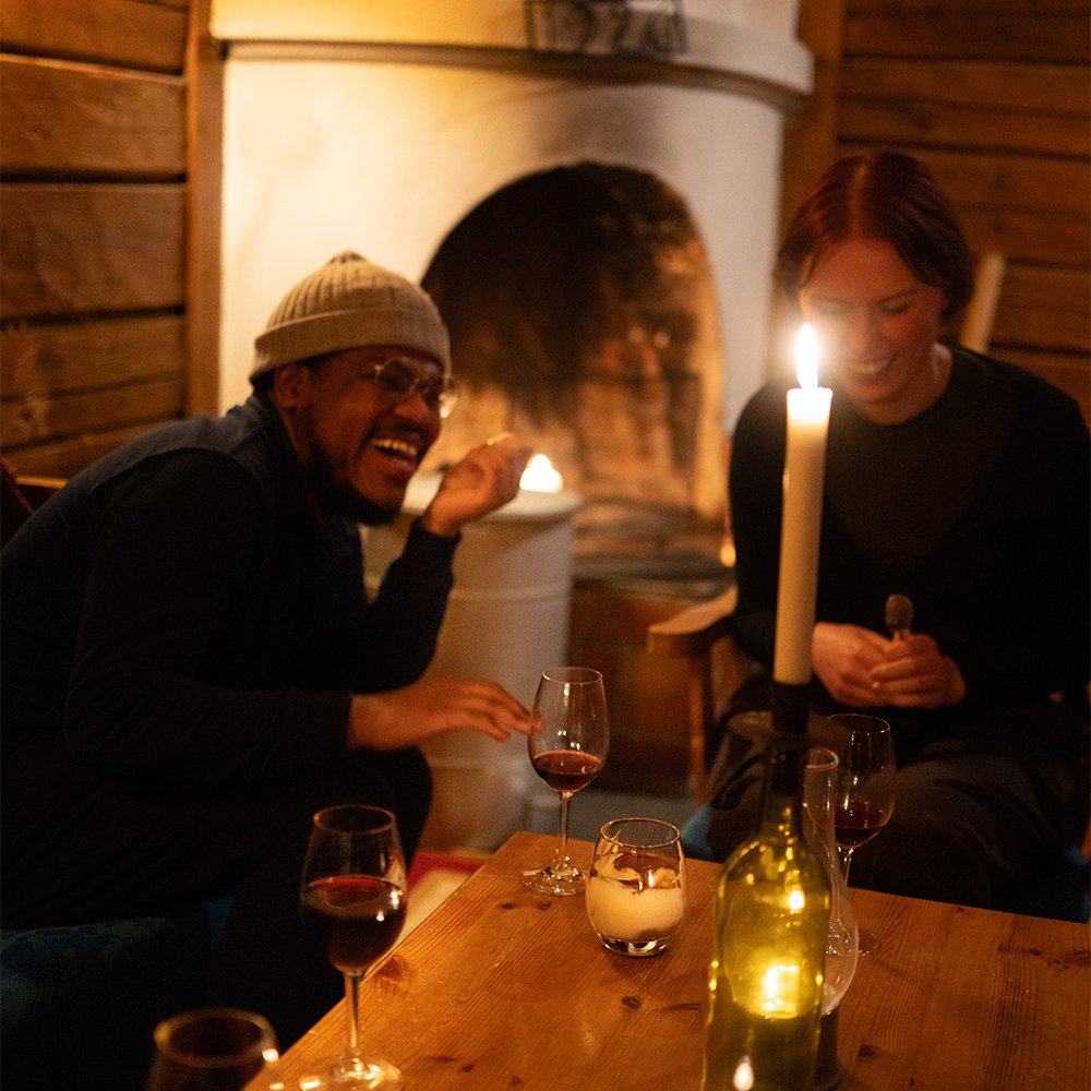 kompisar som skrattar i Gammelg&aring;rden