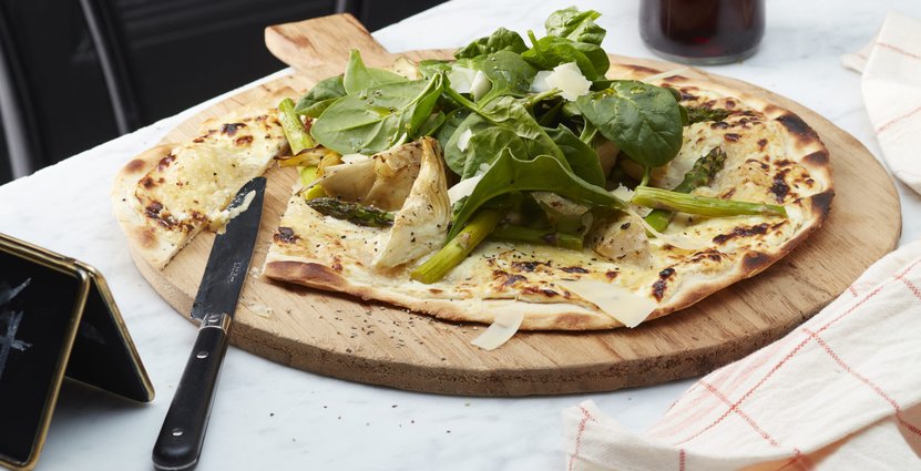 Tarte flambée är lätt att variera och perfekt att erbjuda som take away. Fler tips och recept hittar du på storhushall.skanemejerier.se.  Caroline Tengen, Cfoto.se