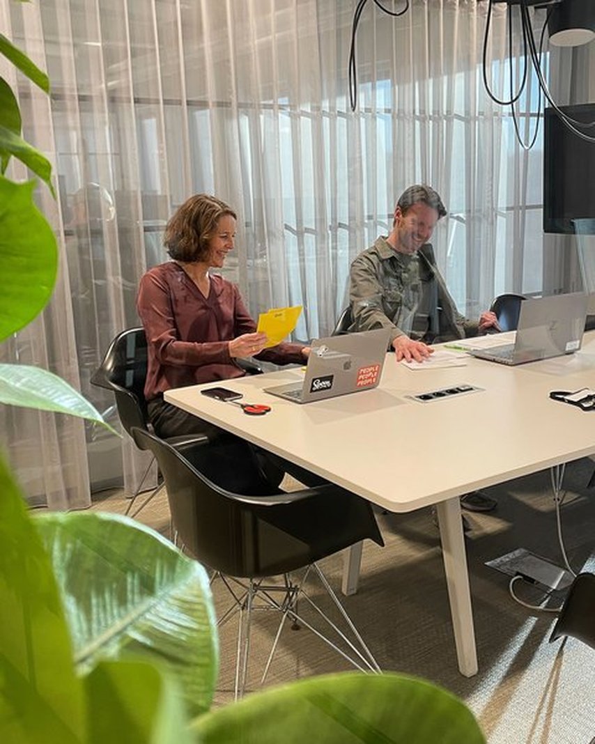 Spoons Marte Ramborg og Christopher Griffiths, ansvarlig for employer branding i Skanska.