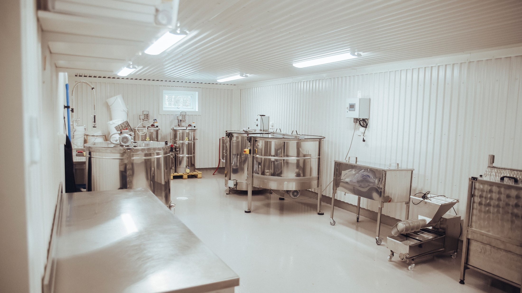 Maskinhall med extra takutsprång