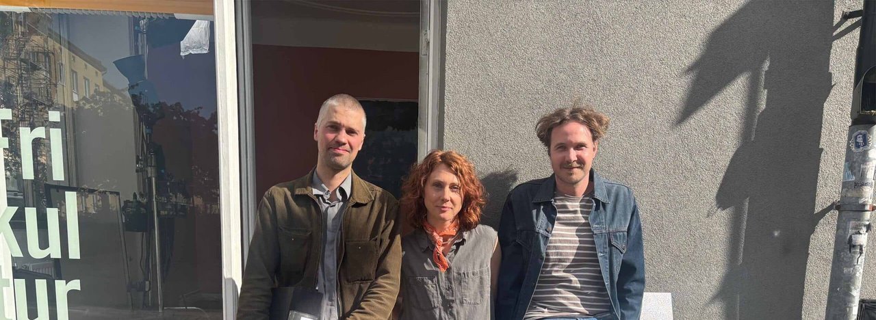 Vilhelm Blomgren målar in sig i ett hörn i Kim Sundbecks Möllanromcom DET GRÖNASTE GRÄSET 